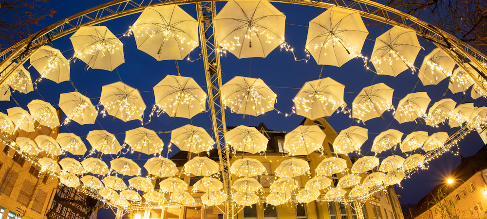 Seit August 2020 begeistert die „Umbrella-Road“ in Bad Mergentheim Einheimische und Touristen. Eine schneeweiße Überdachung mit 80 Schirmen gab es zu Weihnachten. Foto: Jens Hackmann